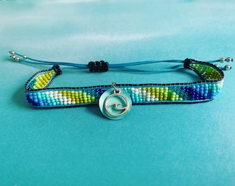 Pulsera ajustable tejida con cuentas con encanto de onda
