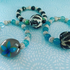 Hawaiian Marbled Kukui Nut Gray Plumeria Kukui Nut Natural Green Dragon Fire Agate Blue Dragon Agate  Stretch Bracelet
