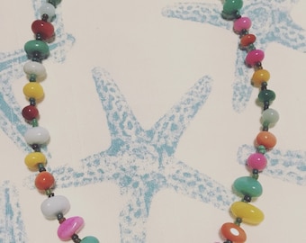 Collar de frijoles marinos de piedra teñida