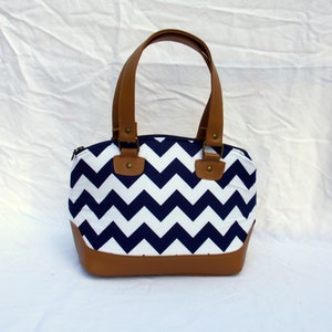 Bolso Chevron - Monedero Lola en Chevron Marino con Vinilo Tan