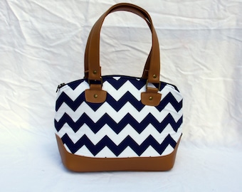 Chevron Handtasche - Lola Geldbörse in Marine Chevron mit Tan Vinyl