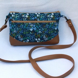 Bolso bandolera con cremallera y estampado floral azul de Rifle Paper con detalles de vinilo
