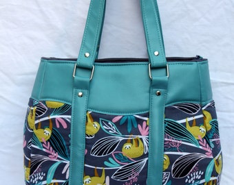 Evelyn Handtasche in Petrol / Vinyl mit Faultier Print - Faultier-Handtasche