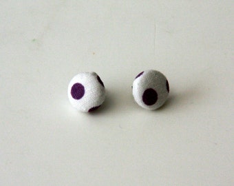 Boucles d'oreilles blanches et violettes de bouton couvert de pois de Polka