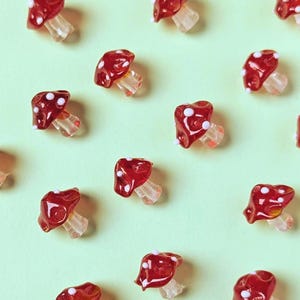2 perline di vetro fatte a mano a forma di fungo amanita, rosse e bianche, per la creazione di gioielli in stile cottagecore