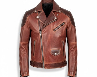 Könnte beinhalten: Braune Lederjacke im klassischen Biker-Stil. Sie verfügt über einen asymmetrischen Reißverschluss, mehrere Reißverschlusstaschen und einen Druckknopfkragen. Die Jacke hat ein Used-Finish und ein gestepptes Futter.