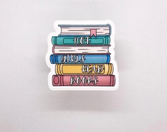 Può includere: Un adesivo raffigurante una pila di libri di vari colori. I libri riportano le frasi "HOT", "GIRLS", "READ" e "BOOKS". Un segnalibro rosa è visibile nel libro in alto.