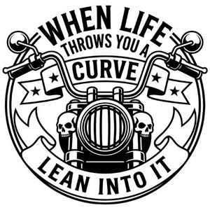 Könnte beinhalten: Ein schwarz-weißes, kreisförmiges Grafikdesign, das die Front eines Motorrads mit einem zentralen Scheinwerfer, Lenker und zwei Totenköpfen zeigt. Der Text lautet WHEN LIFE THROWS YOU A CURVE LEAN INTO IT, angeordnet in einem Kreis mit Bändern.