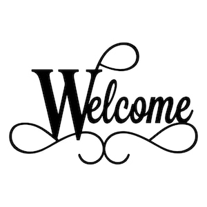 Puede incluir: Un letrero de pared de metal negro que presenta la palabra Welcome en una combinación de fuente serif y cursiva estilizada. El diseño incluye adornos decorativos y elegantes remolinos que se extienden desde la base de las letras.