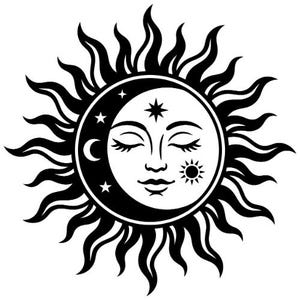 Könnte beinhalten: Eine schwarz-weiße grafische Illustration von Sonne und Mond in Kombination. Das zentrale Gesicht hat geschlossene Augen und wird teilweise von einer Mondsichel verdeckt. Das Design zeigt strahlende Sonnenstrahlen, kleine Sterne und ein kleines Sonnensymbol.