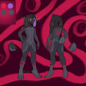 Puede incluir: Ilustración digital de un personaje de conejo antropomórfico estilizado en vista frontal y trasera. El conejo es principalmente gris oscuro con marcas de remolino rojas y acentos verdes y morados. El fondo es rojo intenso con patrones arremolinados.