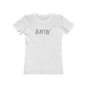 以下が含まれることがあります： 胸に手書き風の「amor」という文字が入った白いTシャツ。クルーネックと半袖です。「amor」という文字はグレーです。