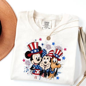Mickey Minnie Pluto 4. Juli Shirt, Disney Patriotic Mickey Mouse T-Shirt, Disney 4 Bild 2