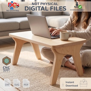 Op de afbeelding: Een lichtgekleurde houten laptoptafel met gebogen poten. De tafel wordt gebruikt met een laptop en een mok. De afbeelding bevat de tekst "NOT PHYSICAL DIGITAL FILES DOWNLOAD ONLY" en "NO SHIPPING". Ook de bestandstypen DXF, SVG en PDF zijn inbegrepen.