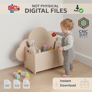 Könnte beinhalten: Eine weiße Keramik-Tasse mit schwarzem Henkel und dem Text "But First, Coffee" in fetter, schwarzer Schrift. Die Tasse steht vor einem verschwommenen Hintergrund, der eine gemütliche Umgebung suggeriert.