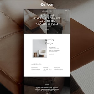 Pode incluir: Um design de site com o texto "ATELIE VITA" e "HOMES with TIMELESS ELEGANCE and MODERN CLASSIC CHARM". O site apresenta serviços de design de interiores com imagens de móveis e texto. O fundo é uma superfície de couro castanho.