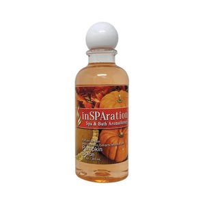 Könnte beinhalten: Eine klare Glasflasche mit inSPAration Spa & Bath Aromatherapy Pumpkin Spice Badezusatz. Die Flasche hat einen weißen Verschluss und ein Etikett mit Kürbissen und Herbstblättern. Enthält 265 ml Produkt.