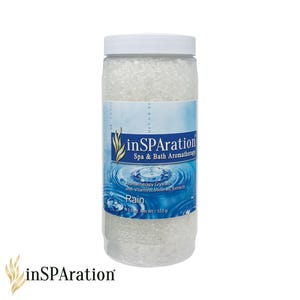 Könnte beinhalten: Ein durchsichtiges Plastikglas gefüllt mit weißen Aromatherapie-Kristallen. Das Glas hat einen weißen Deckel und ein Etikett mit dem Text "inSPAration Spa & Bath Aromatherapy Rain". Das Nettogewicht beträgt 553 g.