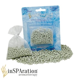 Puede incluir: Producto de aromaterapia con la marca "inSPAration". La imagen muestra una bolsa de plástico transparente y un paquete que contiene pequeñas perlas de aromaterapia en forma de gránulos, de color verde claro. El embalaje incluye texto sobre spas, jacuzzis y bañeras de hidromasaje.
