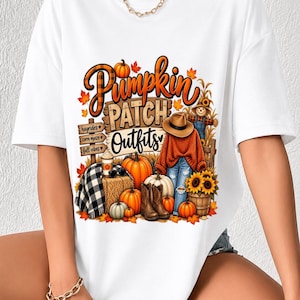 Peut inclure: Un t-shirt blanc avec une impression graphique portant le texte "Pumpkin PATCH Outfits" et des panneaux indiquant "hayrides", "corn maze" et "fall vibes". Le motif inclut des citrouilles, un épouvantail, un chapeau, un pull, un jean et des bottes.