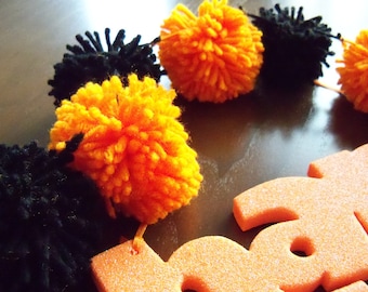 Black and Orange Halloween Yarn Pom Pom Garland | Pompom Bunting | Pompom Garland | Pompom Decoration | Halloween Decor | Mantle Garland