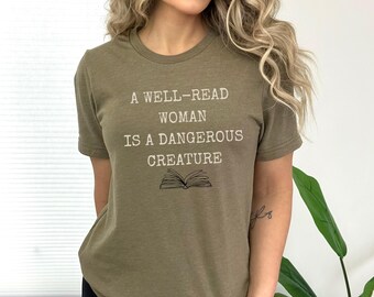 Camiseta "Una mujer que lee mucho es una criatura peligrosa", camiseta feminista para amantes de los libros, ropa estilo Dark Academia, regalo para lectora, camiseta para bibliotecaria ratona de biblioteca.