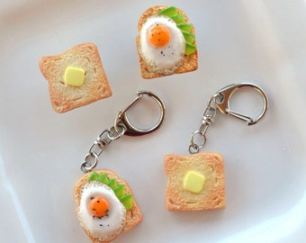 Llavero o pin en miniatura de tostada de mantequilla, huevo y aguacate. Oferta por 1 unidad.