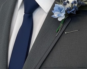 Stoffige blauwe boutonnière voor bruiloft | Echte aanraking nepbloem boutonnière | Blauw en ivoor boutonnière voor bruidegom | Bruidsjonkers bruiloftsbloemen