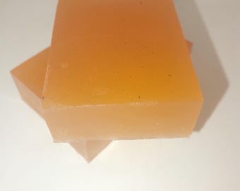 Jabón herbal en barra de rooibos, remolacha, brillo natural, caléndula, limón, karité, cacao y argán, hidratante y hecho a mano.