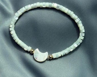 Bransoletka z masy perłowej z półksiężycem – mieniąca się koralikami Heishi w stylu boho