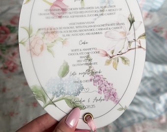 Plantilla de menú de boda (descargable y editable en Canva), temática de fiesta en el jardín, flores de acuarela y elementos botánicos.