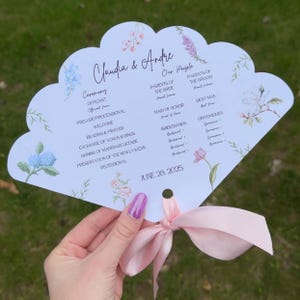 Modello di ventaglio per programma di matrimonio - Scaricabile, modificabile in Canva, tema festa in giardino, fiori acquerellati, elementi botanici