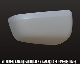 Könnte beinhalten: Eine hellgraue, glatte und geschwungene Seitenspiegelabdeckung für einen Mitsubishi Lancer Evolution X oder Lancer EX. Der Text unter dem Objekt lautet: MITSUBISHI LANCER EVOLUTION X / LANCER EX SIDE MIRROR COVER 3D PRINT FILE - DIGITAL DOWNLOAD.