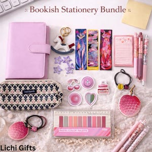 Puede incluir: Un conjunto de artículos de papelería rosas, que incluyen una agenda, un estuche, bolígrafos, pegatinas y marcadores. El conjunto presenta ilustraciones de gatos, estrellas y patrones florales. El texto "Bookish Stationery Bundle" y "Lichi Gifts" son visibles.