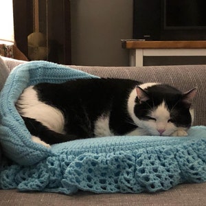 Cat chair/couch made to order, crochet