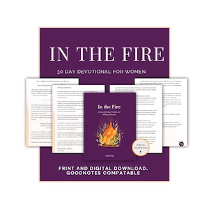 Può includere: Un libro devozionale di 30 giorni intitolato In The Fire con una copertina viola che presenta un'illustrazione di una fiamma. Il set include diverse pagine di testo stampate e un badge per il download digitale su sfondo viola scuro.