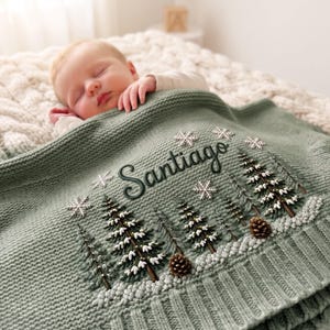 Personlig namnfilt för baby i skogsmark, broderad vinterfilt med tallkottemotiv, minnesmärke för nyfödd, babyshowerpresent, välkomstfilt