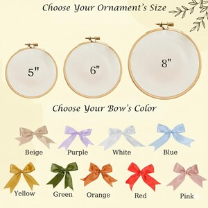Puede incluir: Imagen que muestra aros de bordado de 12,7 cm, 15,2 cm y 20,3 cm, junto con una selecci&oacute;n de lazos de sat&eacute;n en varios colores: beige, morado, blanco, azul, amarillo, verde, naranja, rojo y rosa. El texto dice "Elige el tama&ntilde;o de tu adorno" y "Elige el color de tu lazo".