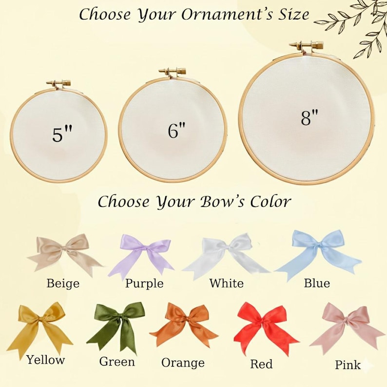 Puede incluir: Imagen que muestra aros de bordado de 12,7 cm, 15,2 cm y 20,3 cm, junto con una selecci&oacute;n de lazos de sat&eacute;n en varios colores: beige, morado, blanco, azul, amarillo, verde, naranja, rojo y rosa. El texto dice "Elige el tama&ntilde;o de tu adorno" y "Elige el color de tu lazo".