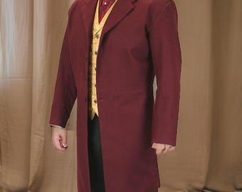 Puede incluir: Un abrigo largo burdeos con chaleco y corbata a juego. El chaleco es dorado con un patrón sutil. El abrigo tiene un diseño clásico y a medida, lo que sugiere un atuendo formal o histórico. El conjunto es adecuado para cosplay o eventos temáticos.