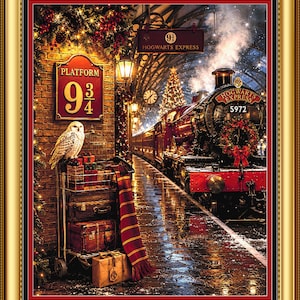 Op de afbeelding: Een ingelijste kunstdruk met de Hogwarts Express stoomtrein op een besneeuwd perron. Een witte uil zit op een bagagekar vol vintage koffers, ingepakte cadeaus en een rood-gouden sjaal. De scène bevat borden voor Platform 9 3/4 en feestelijke kerstversieringen.