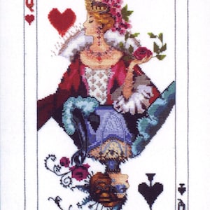 Può includere: Design a punto croce della carta della Regina di Cuori. La regina è raffigurata di profilo, con una corona e tiene una rosa. La carta presenta i simboli di cuori e picche, con la lettera "Q" agli angoli.