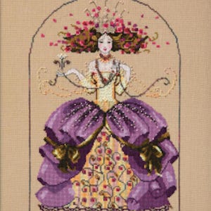 Könnte beinhalten: Kreuzstichmuster einer Frau in einem lila-goldenen Kleid, geschmückt mit einem Blumenkranz und einem Zweig. Das Kleid weist komplizierte Details auf, darunter goldene Akzente und ein gemustertes Oberteil. Das Kunstwerk ist in einem Bogen gerahmt.