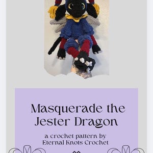 Puede incluir: Un dragón bufón de ganchillo con cabeza negra, grandes ojos amarillos y cuerpo azul. Presenta cuernos a rayas rojas y azules con borlas amarillas, alas grises y extremidades rojas y negras. Texto: Masquerade the Jester Dragon a crochet pattern by Eternal Knots Crochet @ETERNALKNOTS.CROCHET.