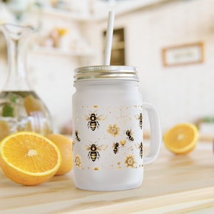 Bee-Themed Mason Jar with Straw, Honey Bee Glass Cup, Summer Drinkware, Eco-Friendly Beverage Container, Gift for Beekeepers, Floral Decor