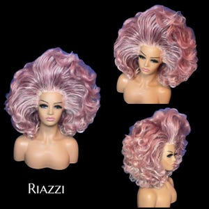 Może przedstawiać: Trzy peruki na głowach manekinów. Peruki to mieszanka różu i bieli, z obszernymi, kręconymi stylami. Peruki są prezentowane na czarnym tle. Słowo "Riazzi" jest wydrukowane na dole na biało.