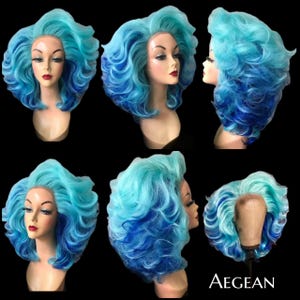 Puede incluir: Seis imágenes muestran una peluca llamativa con una mezcla de tonos azules claros y oscuros. La peluca está peinada con rizos grandes y voluminosos. La palabra "AEGEAN" es visible en la esquina inferior derecha de la imagen.