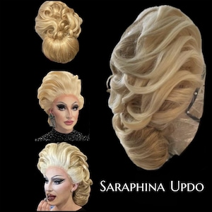 Può includere: Parrucca bionda con ricci voluminosi e un'acconciatura classica. L'immagine include primi piani della parrucca e una persona che la indossa. Il testo "SARAPHINA UPDO" è visibile nell'immagine.