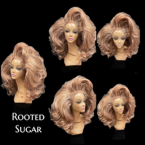 Könnte beinhalten: Mehrere Perücken auf Schaufensterpuppenköpfen. Die Perücken sind hellbraun mit blonden Highlights und im voluminösen Retro-Stil gestylt. Der Text "Rooted Sugar" ist in weißer Schrift am unteren Bildrand zu sehen.