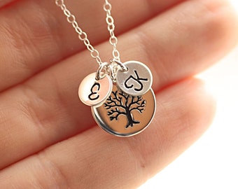 Collier pour mère personnalisé, deux breloques initiales en argent sterling, collier arbre généalogique, collier de grand-mère - Arbre de vie